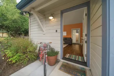 Image de #StayInMyDistrict Lake Oswego Honey Bee Cottage