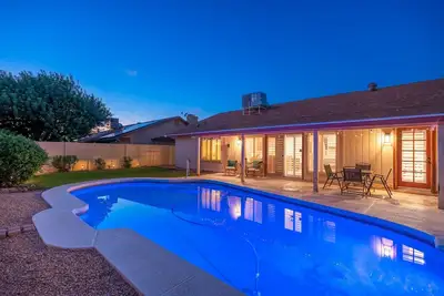 Image de Cozy Remodel, Diving Pool & Hot tub, Great Location Near Entertainment!