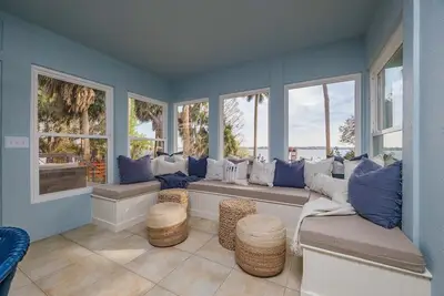 Image de Riverside Remodel with Views, Dock, & Serenity