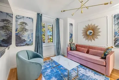 Image de Soft Glam 1-bedroom appt - Lake & Mountain View