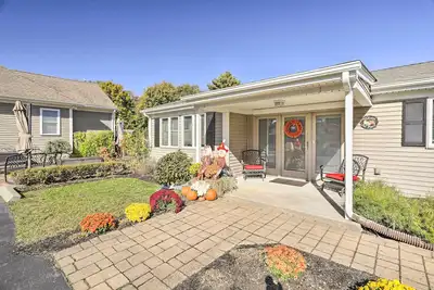 Image de Tranquil Swansea Retreat w/ Fire Pit & Grill!