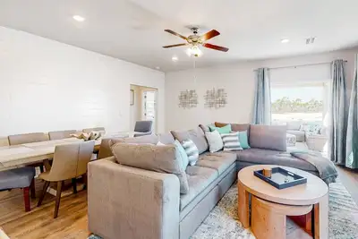 Image de Stunning, dog-friendly, panhandle home with central Ac, patio, pool & 4 bikes