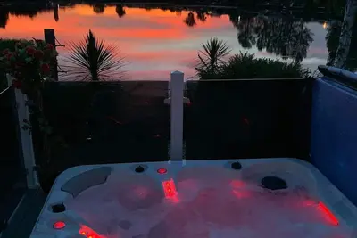 Image de 6 Berth lakeside lodge/caravan With Large Hot Tub