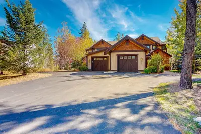 Image de Large townhome with outdoor kitchen, open-air fireplace & mountain views