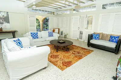 Image de Private Villa with pool; 5 minutes from beach and shopping