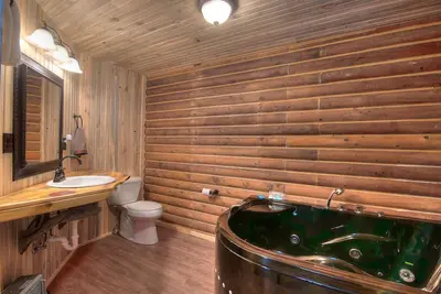 Image de Hummingbird log cabin with private jacuzzi