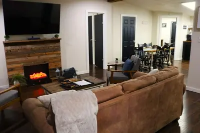 Image de Elegantly Rustic 3 Bedroom 2 Bath Modern Farmhouse Cottage