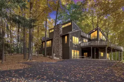 Image de 4, 500 Sq Ft Renovated Huge Group House Gaming Garage-Ski-Pool pass, Beach access
