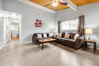 Image de S Lamar Home Blocks to Zilker / Downtown / Town Lake/ Sxsw Top Spots!