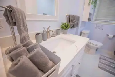 Image de Your Beautiful Home Away From Home! WiFi & Games!