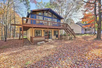 Image de < 7 Mi to Slopes: Inviting Pocono Mtn Retreat!