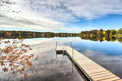 Image de Quiet Waterfront Round Lake Home w/ Hot Tub