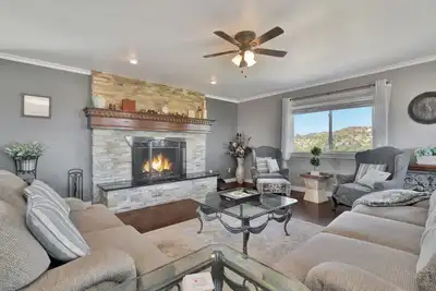 *L*Centrally located *Multi-family getaway *Short drive to Downtown