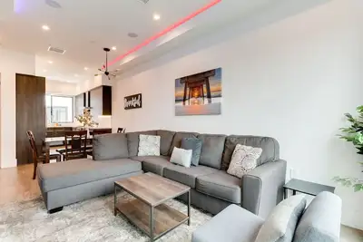 Image de 2 New Luxury Modern 3 story homes 8 Bedrooms