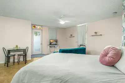 Image de Home Town Takeover Downtown Stay! - Views of the Postcard Mural