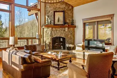 Image de Stop here for a Spectacular Family Vacay, Hot tub and more!