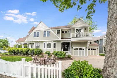 Image de Elegant Estate w/ Modern Amenities Across from Woodman Beach!