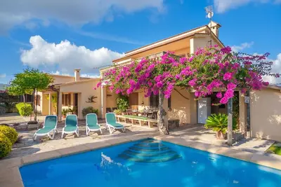 Belle maison de vacances privée pour 8 personnes avec piscine privée, Wifi, Tv, patio et parking