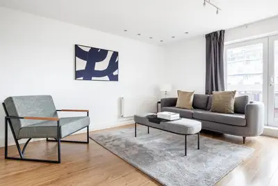 Blueground | Nine Elms, elevator & roof, nr bars