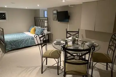 Image de Riverdale Stunning Studio Bsmt Apt for Two - Work from Home Ready