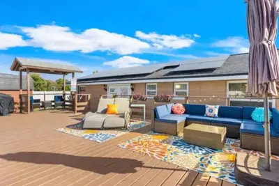 Image de Private hot tub, large outdoor space and deck, minutes from the beach.