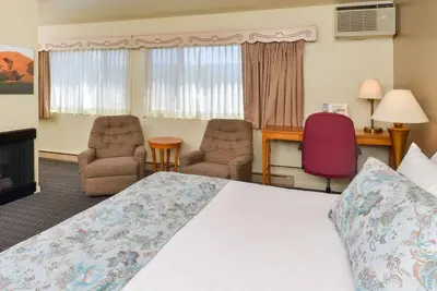 Image de Rich in History! 3 Convenient Units, Pool, Parking, Minutes to Sunny Fields Park