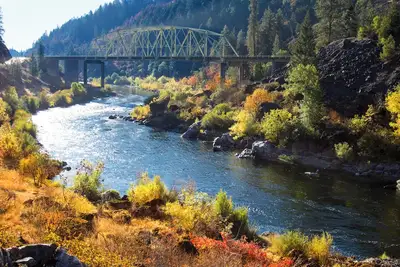 Image de Your Home Away From Home! 4 Amazing Units, Close to Rogue River. Free Parking!