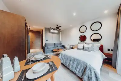 Image de Charming condo with rooftop pool, scenic balcony, & kitchenette