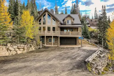 Image de Gorgeous group getaway with game room, huge deck, fireplaces, & chef's kitchen
