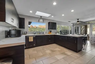 Image de Serene home with stunning mesa views, multi-level deck, fireplaces, & firepit