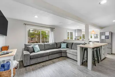 Image de Charming bungalow with washer\/dryer, Ac & updated interior - steps to the ocean