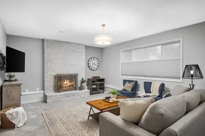 Image de Renovated and Upgraded Everywhere, Pet Friendly, Hot Tub, Fenced Backyard Shuffleboard, Ping Pong