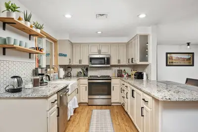 Image de Fantastic Single Level Retreat, Pet Friendly, Fully Fenced Backyard, Hot Tub, Close to Everything