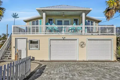 Image de Updated beach house with unobstructed gulf views, large deck & outdoor shower