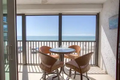 Image de Winter Getaway Paradise! Beachfront Condo in Private Building. Heated Pool. Shopping, Restaurants.