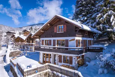 Image de Chalet rénové avec sauna, cheminée, parking privé, WiFi, 5 chambres pour 12 personnes