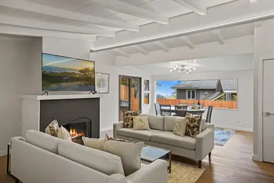 Image de SeaClusion: Remodeled 3 Bedroom 2 Bath Nestled is a Quiet Pacific Grove Neighbor