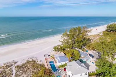 Image de Turtle Beach: 2 Homes, Sleeps 10, Gulf Front with 2 Pools!