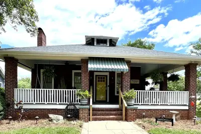 Image de The Elm: 1923 Bungalow - Historic Downtown District