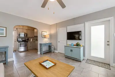 Image de Beautiful downtown Melbourne Beach renovated apartment one block from the beach!