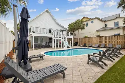 Image de Charming Seagrove Beach home near beach & Seaside—private pool, Lsv, & 7 bikes