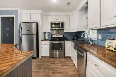 Image de North Chs Home with Pool 15 Mins to Downtown
