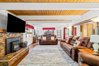 Image de Unique barn-style cabin with game room, hot tub, and washer/dryer