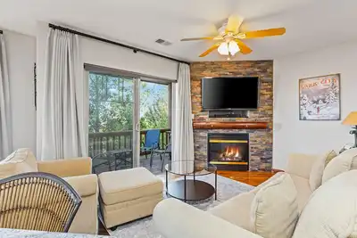 Image de Gorgeous mountain-view condo with grill, fireplace, balcony & washer/dryer