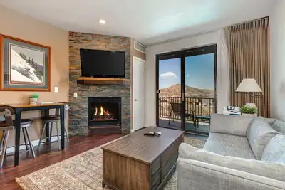 Image de Second-floor condo with mountain & lake views, pool, hot tubs, gym & fireplace