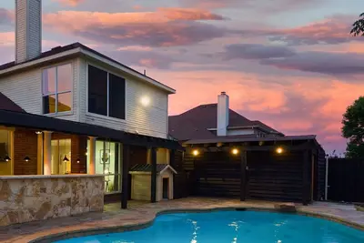 Image de Prestigious 5br\/3. 5b Home with Pool, Sauna, Game Room & Bar