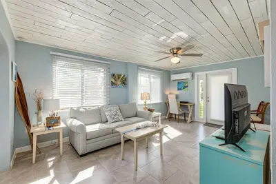 Image de Beautiful downtown Melbourne Beach renovated apartment one block from the beach!