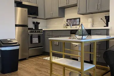 Image de Charming Top Floor Condo w\/ Convenient Freeway Access