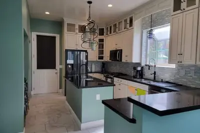 Image de Cheerful 2-bedroom 2-bathroom with deck