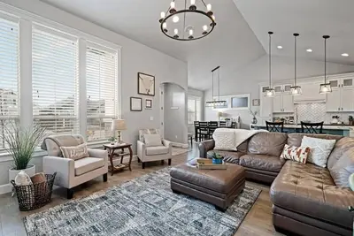 Image de New Farmhouse Cottage in the heart of Treasure valley with Hot tub! !